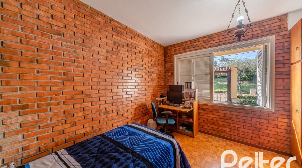 Casa à venda com 256m², 3 dormitórios, 1 suíte, 2 vagas, no bairro Teresópolis em Porto Alegre