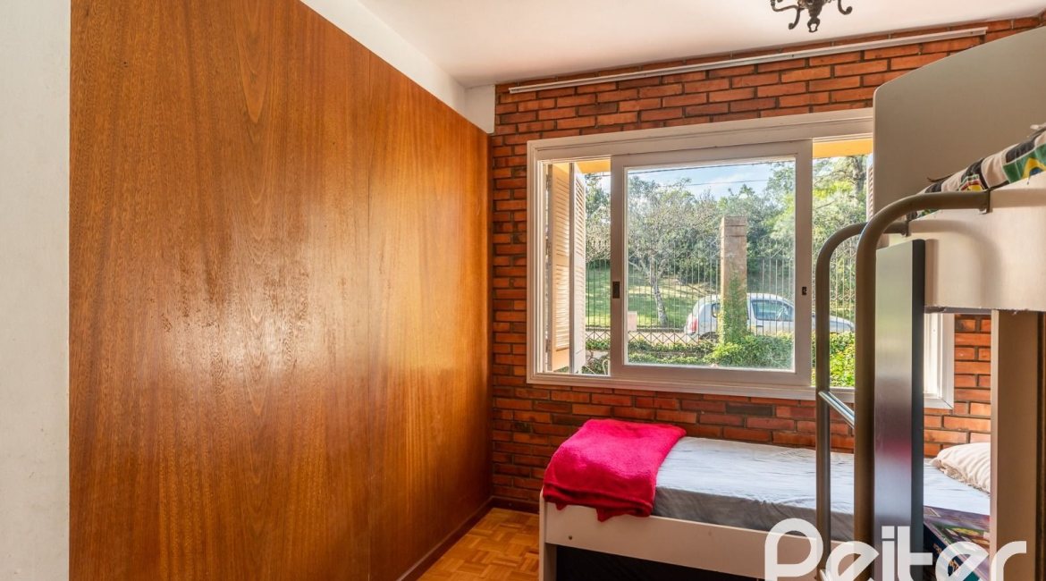 Casa à venda com 256m², 3 dormitórios, 1 suíte, 2 vagas, no bairro Teresópolis em Porto Alegre