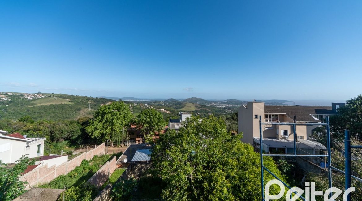 Casa à venda com 256m², 3 dormitórios, 1 suíte, 2 vagas, no bairro Teresópolis em Porto Alegre