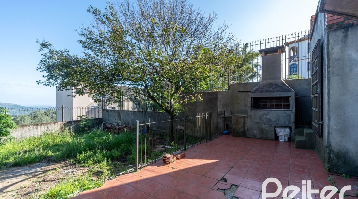 Casa à venda com 256m², 3 dormitórios, 1 suíte, 2 vagas, no bairro Teresópolis em Porto Alegre