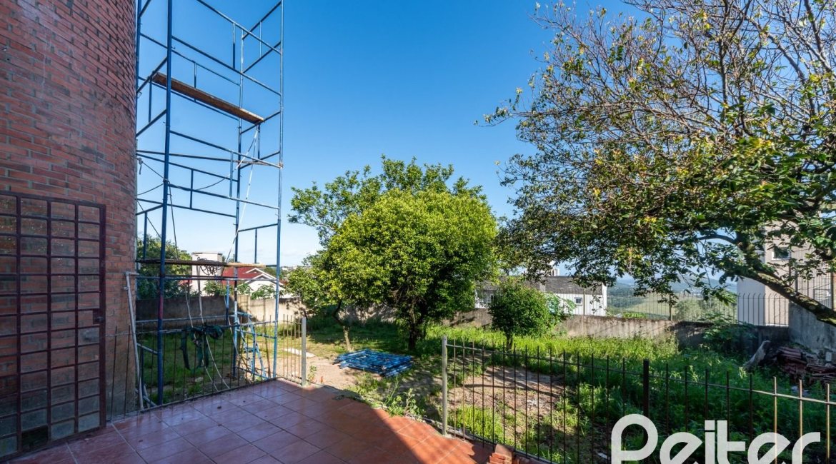 Casa à venda com 256m², 3 dormitórios, 1 suíte, 2 vagas, no bairro Teresópolis em Porto Alegre