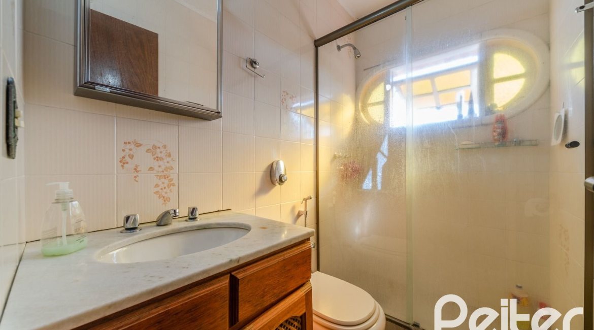 Casa à venda com 256m², 3 dormitórios, 1 suíte, 2 vagas, no bairro Teresópolis em Porto Alegre