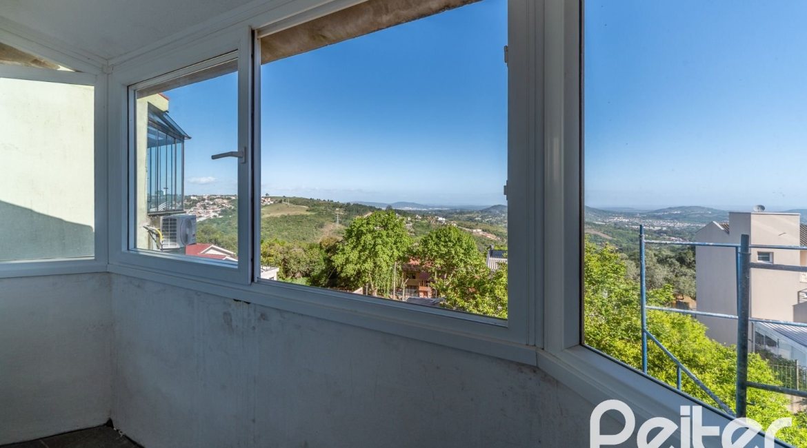 Casa à venda com 256m², 3 dormitórios, 1 suíte, 2 vagas, no bairro Teresópolis em Porto Alegre