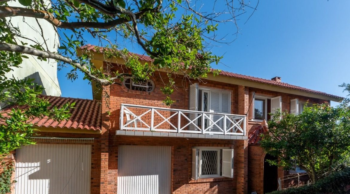 Casa à venda com 256m², 3 dormitórios, 1 suíte, 2 vagas, no bairro Teresópolis em Porto Alegre