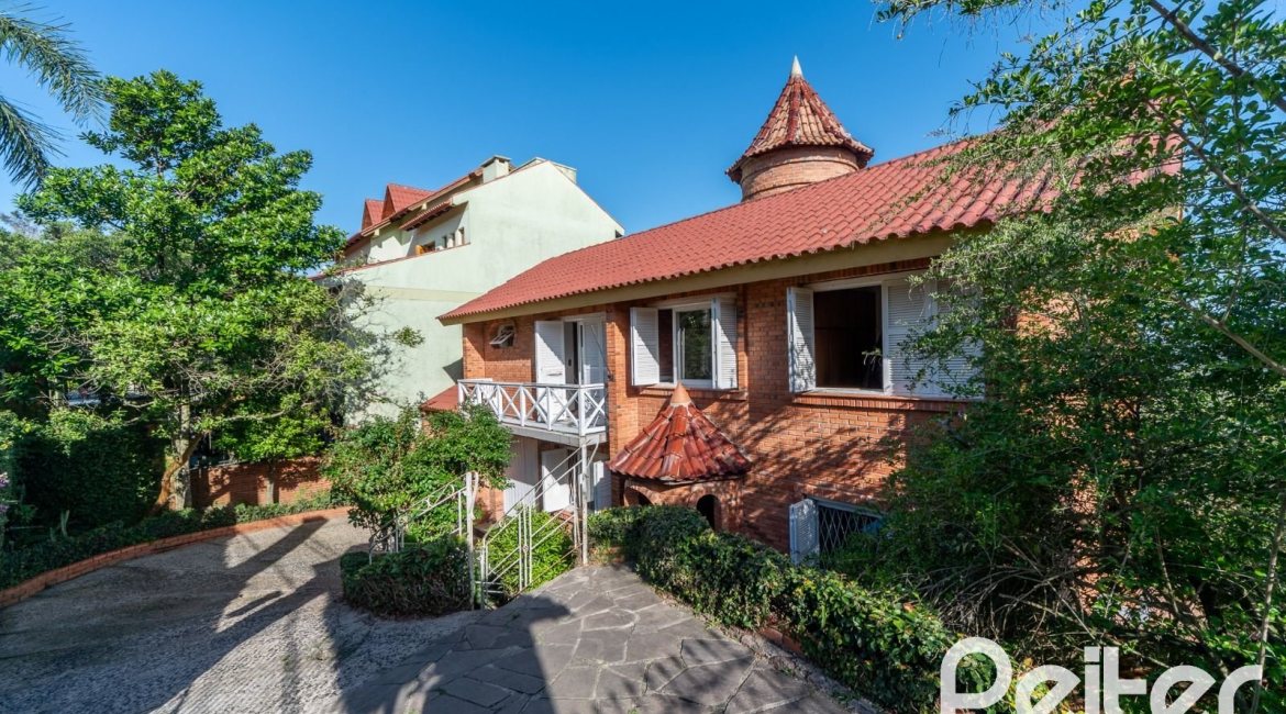 Casa à venda com 256m², 3 dormitórios, 1 suíte, 2 vagas, no bairro Teresópolis em Porto Alegre