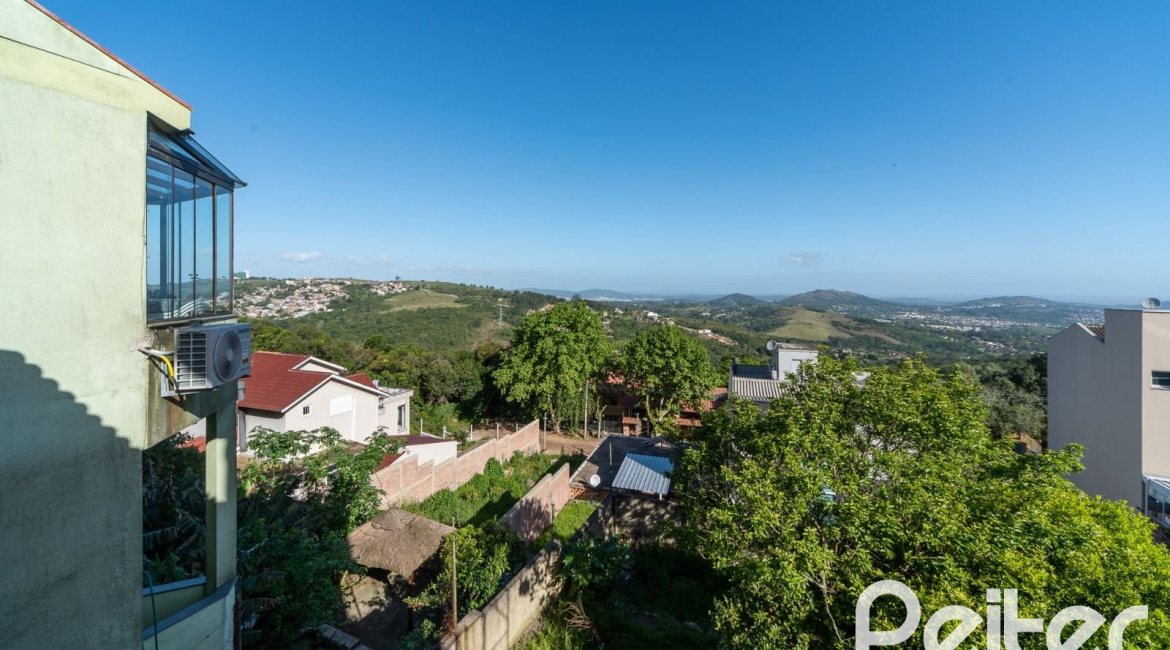 Casa à venda com 256m², 3 dormitórios, 1 suíte, 2 vagas, no bairro Teresópolis em Porto Alegre