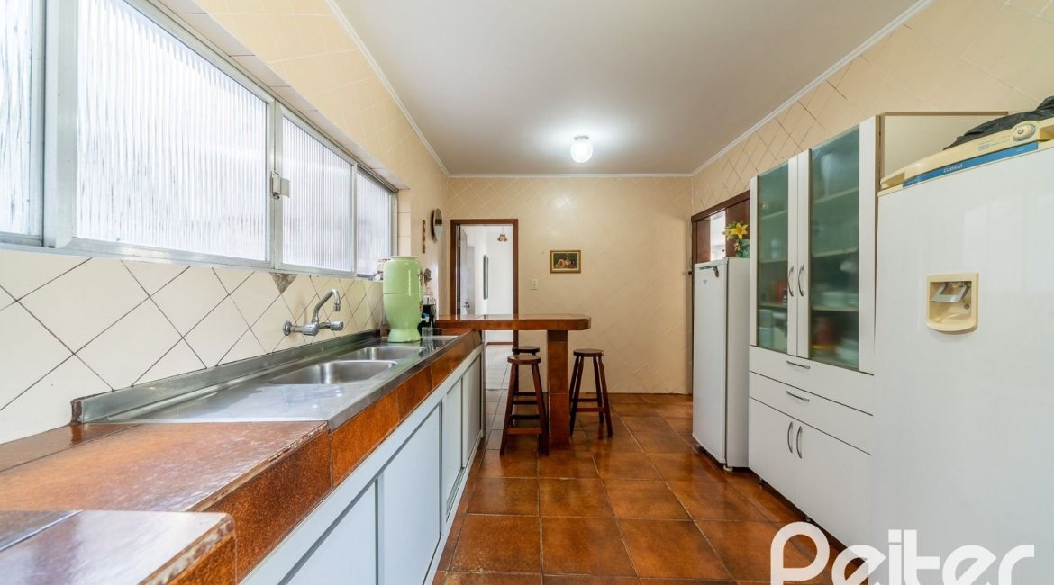 Casa em Condomínio à venda com 495m², 3 dormitórios, 1 suíte, 5 vagas, no bairro Nonoai em Porto Alegre