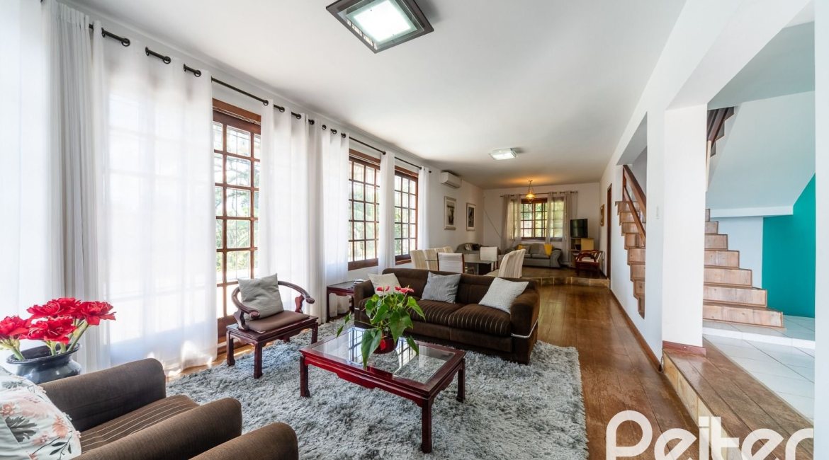 Casa em Condomínio à venda com 495m², 3 dormitórios, 1 suíte, 5 vagas, no bairro Nonoai em Porto Alegre