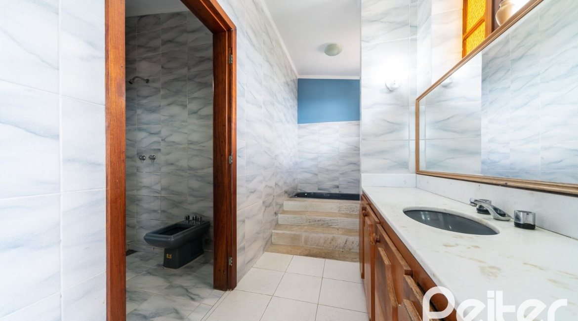 Casa em Condomínio à venda com 495m², 3 dormitórios, 1 suíte, 5 vagas, no bairro Nonoai em Porto Alegre