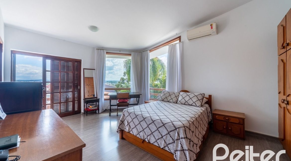 Casa em Condomínio à venda com 495m², 3 dormitórios, 1 suíte, 5 vagas, no bairro Nonoai em Porto Alegre