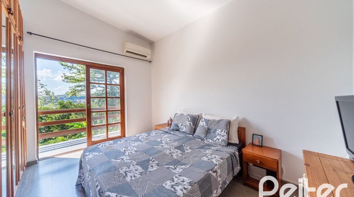 Casa em Condomínio à venda com 495m², 3 dormitórios, 1 suíte, 5 vagas, no bairro Nonoai em Porto Alegre