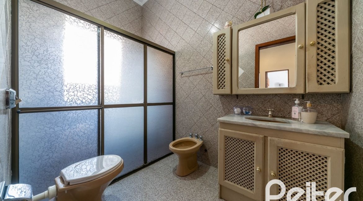 Casa em Condomínio à venda com 495m², 3 dormitórios, 1 suíte, 5 vagas, no bairro Nonoai em Porto Alegre