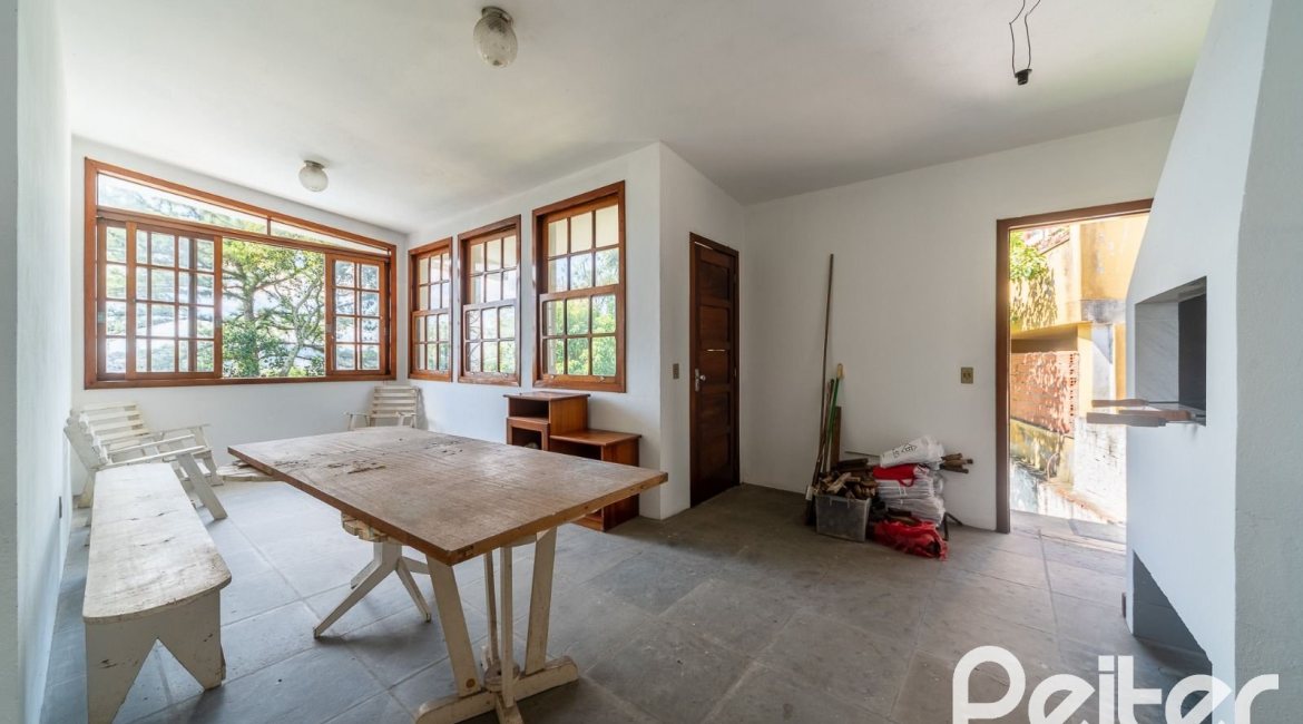 Casa em Condomínio à venda com 495m², 3 dormitórios, 1 suíte, 5 vagas, no bairro Nonoai em Porto Alegre