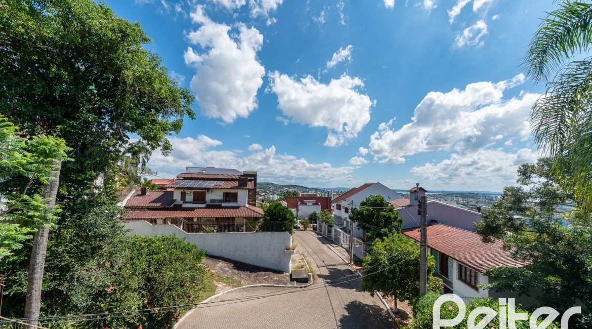 Casa em Condomínio à venda com 495m², 3 dormitórios, 1 suíte, 5 vagas, no bairro Nonoai em Porto Alegre