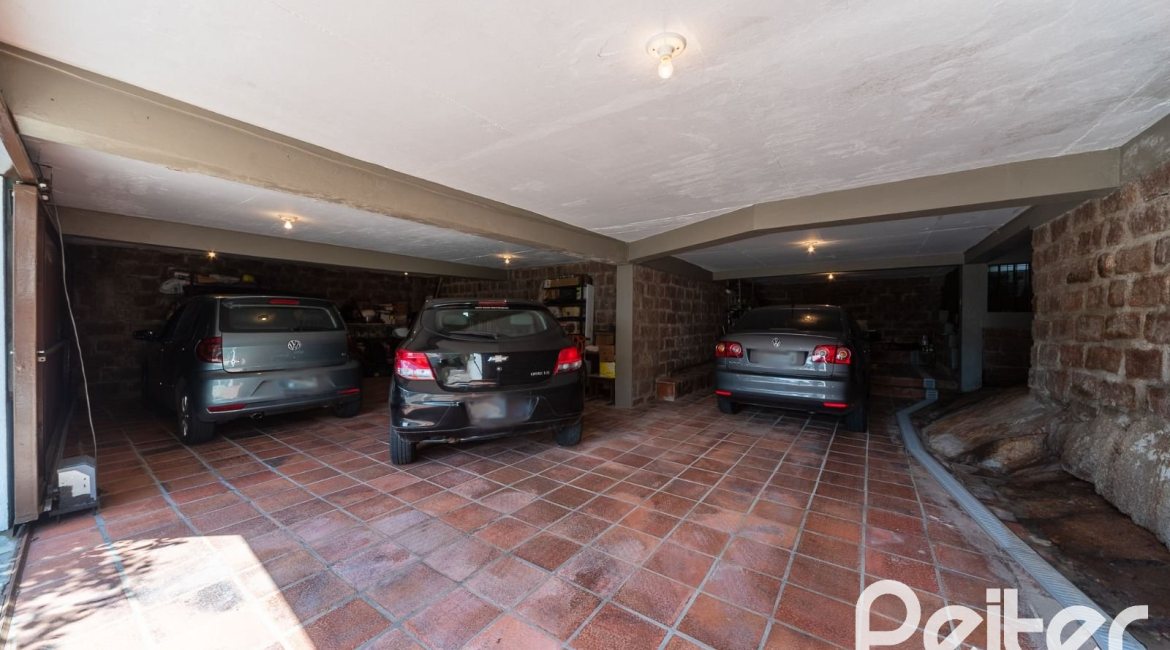 Casa em Condomínio à venda com 495m², 3 dormitórios, 1 suíte, 5 vagas, no bairro Nonoai em Porto Alegre