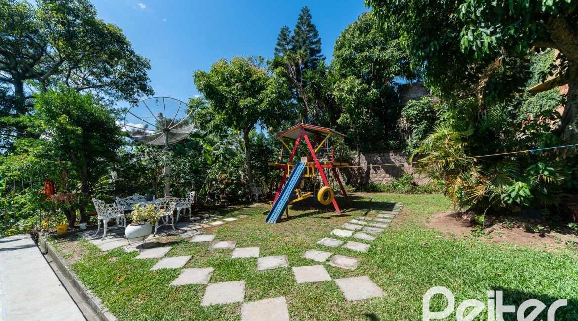 Casa em Condomínio à venda com 495m², 3 dormitórios, 1 suíte, 5 vagas, no bairro Nonoai em Porto Alegre