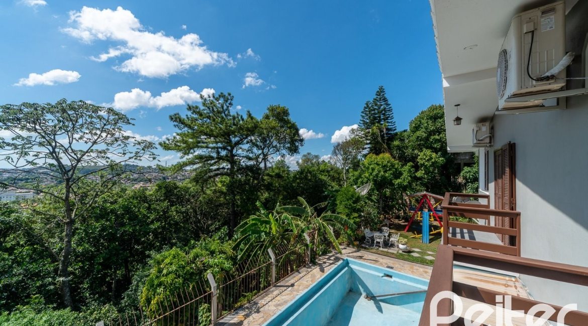 Casa em Condomínio à venda com 495m², 3 dormitórios, 1 suíte, 5 vagas, no bairro Nonoai em Porto Alegre