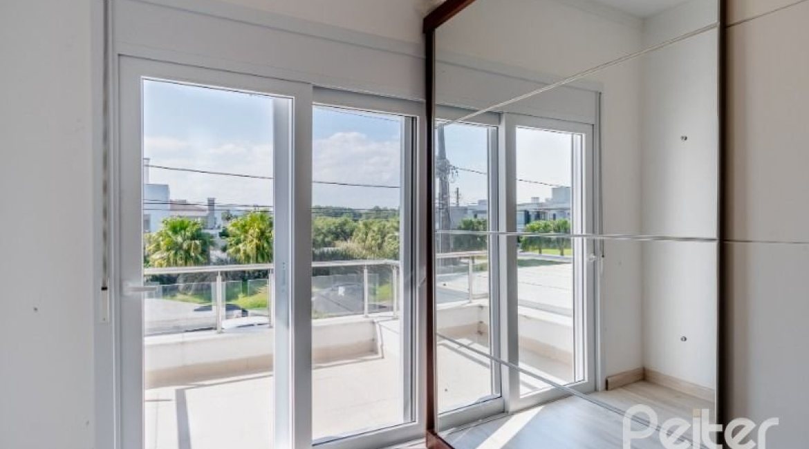 Casa em Condomínio à venda com 239m², 4 dormitórios, 4 suítes, 4 vagas, no bairro Terra Ville em Porto Alegre