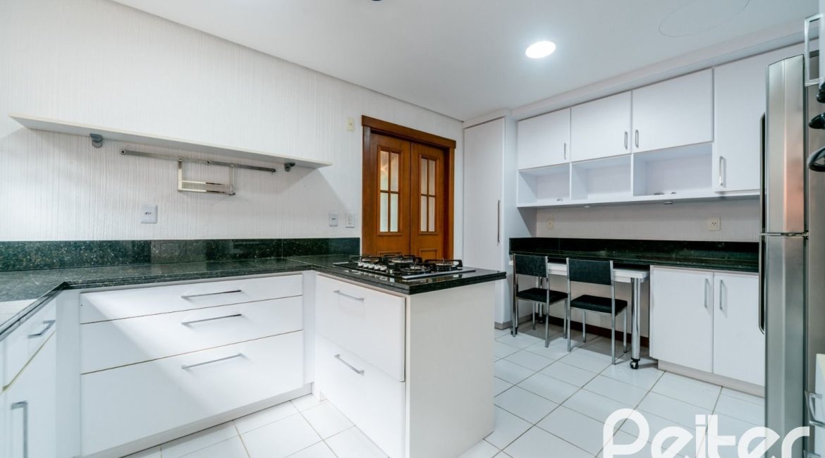 Casa em Condomínio à venda com 596m², 4 dormitórios, 4 suítes, 4 vagas, no bairro Terra Ville em PORTO ALEGRE