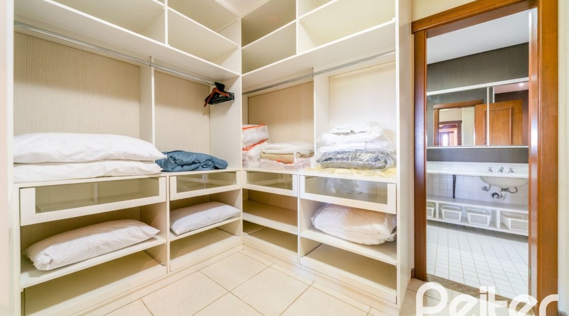 Casa em Condomínio à venda com 596m², 4 dormitórios, 4 suítes, 4 vagas, no bairro Terra Ville em PORTO ALEGRE