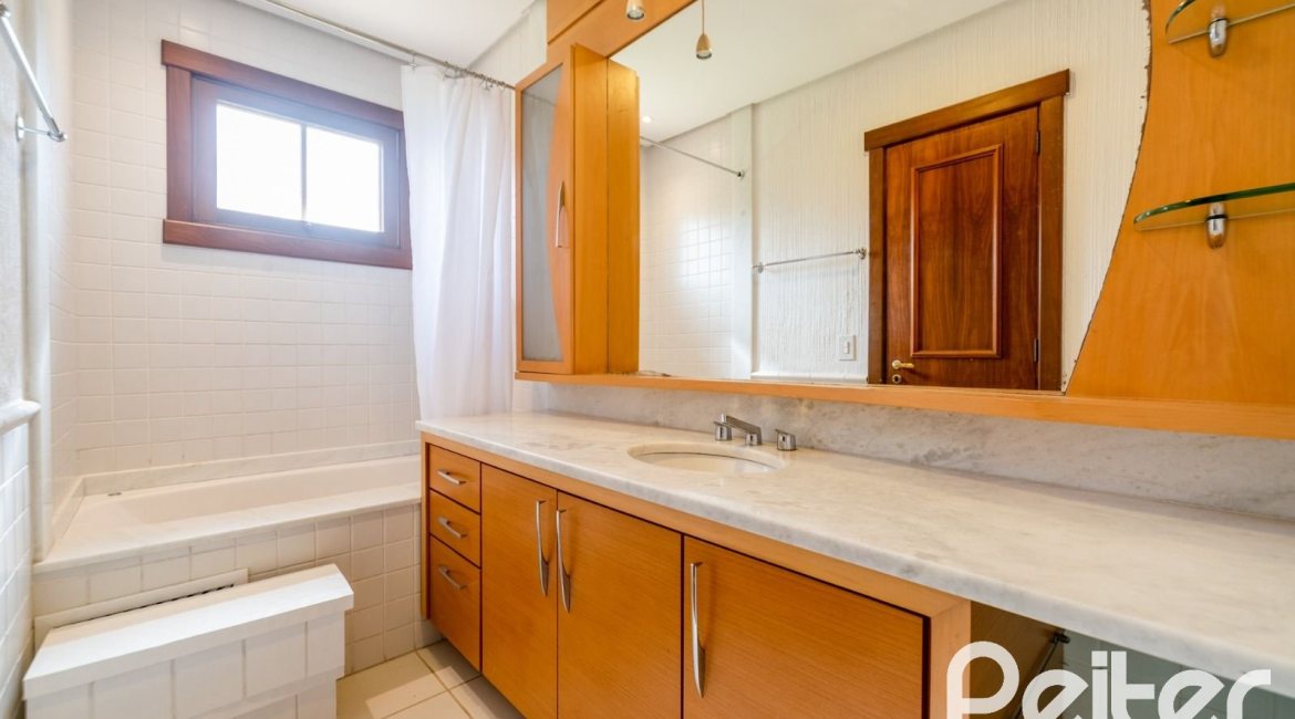 Casa em Condomínio à venda com 596m², 4 dormitórios, 4 suítes, 4 vagas, no bairro Terra Ville em PORTO ALEGRE