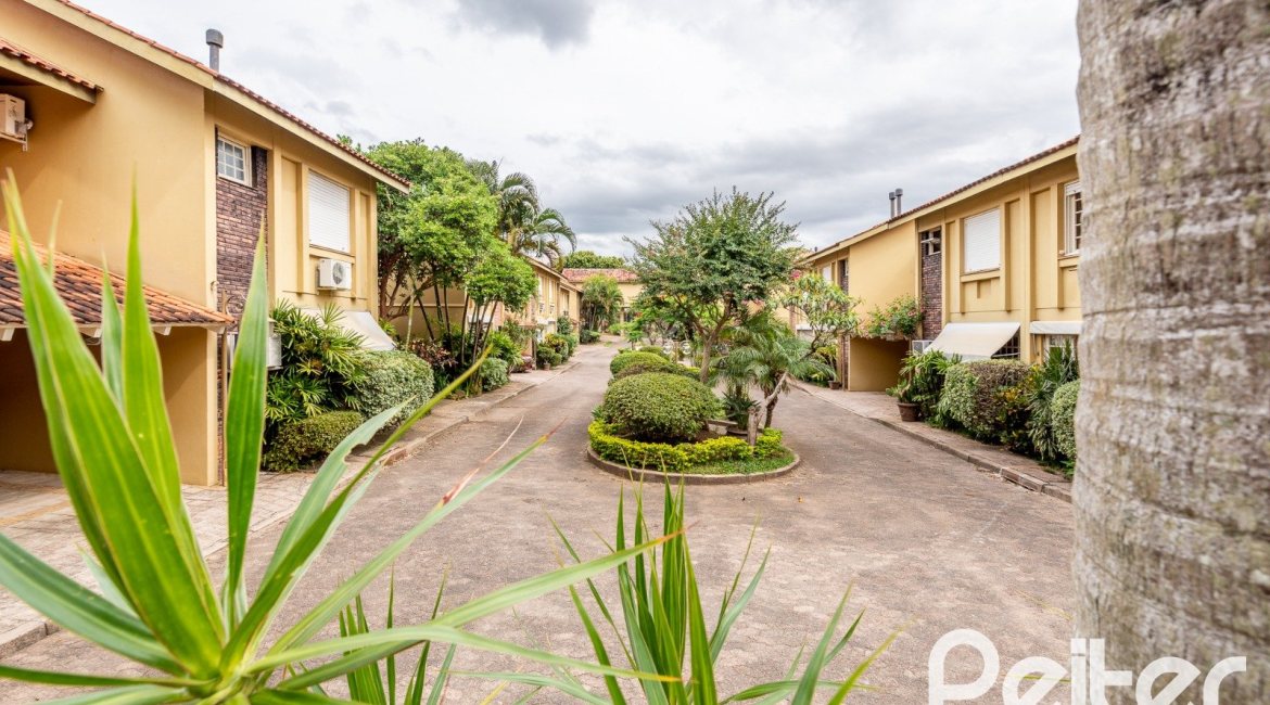 Casa em Condomínio à venda com 160m², 3 dormitórios, 1 suíte, 2 vagas, no bairro Tristeza em PORTO ALEGRE