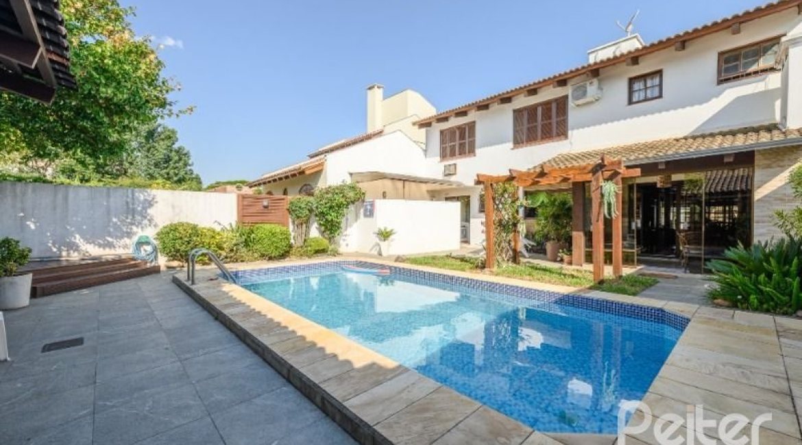 Casa à venda com 238m², 4 dormitórios, 1 suíte, 2 vagas, no bairro Ipanema em Porto Alegre