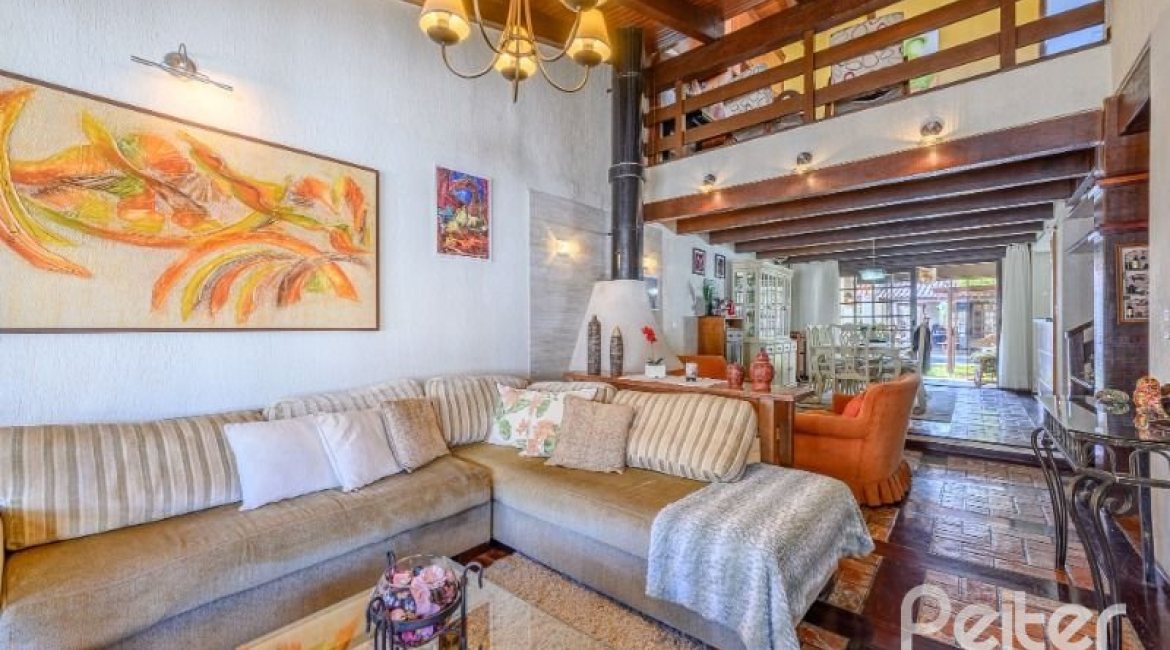 Casa à venda com 238m², 4 dormitórios, 1 suíte, 2 vagas, no bairro Ipanema em Porto Alegre