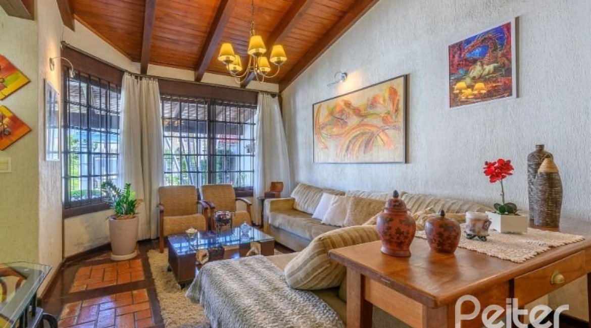 Casa à venda com 238m², 4 dormitórios, 1 suíte, 2 vagas, no bairro Ipanema em Porto Alegre