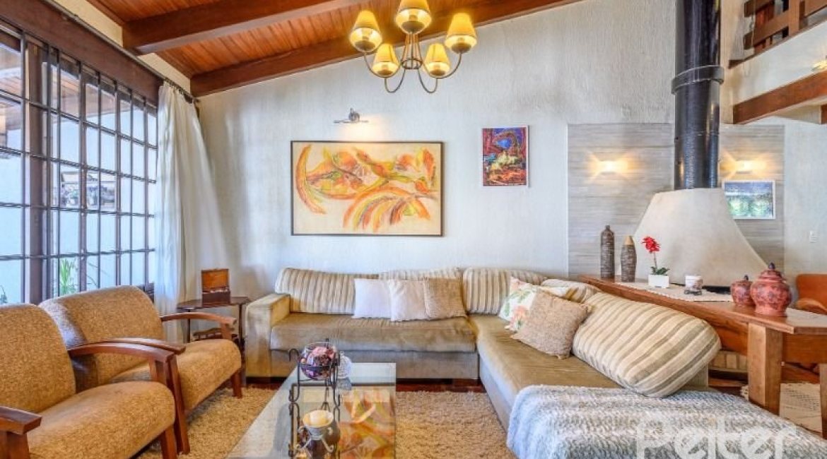 Casa à venda com 238m², 4 dormitórios, 1 suíte, 2 vagas, no bairro Ipanema em Porto Alegre