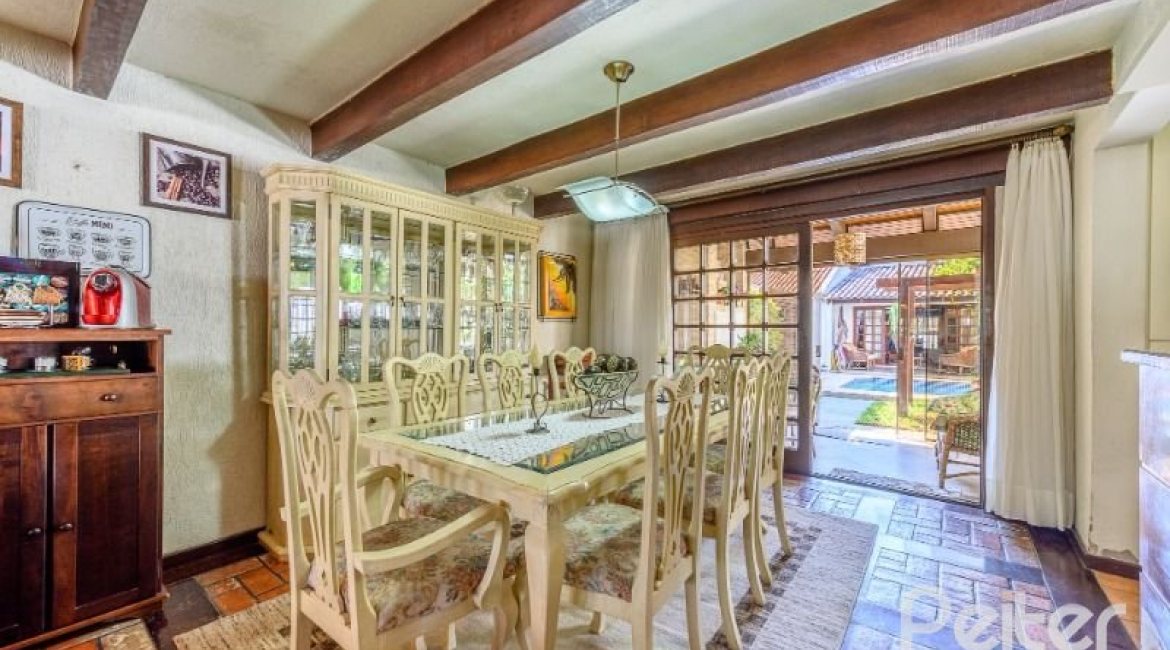 Casa à venda com 238m², 4 dormitórios, 1 suíte, 2 vagas, no bairro Ipanema em Porto Alegre