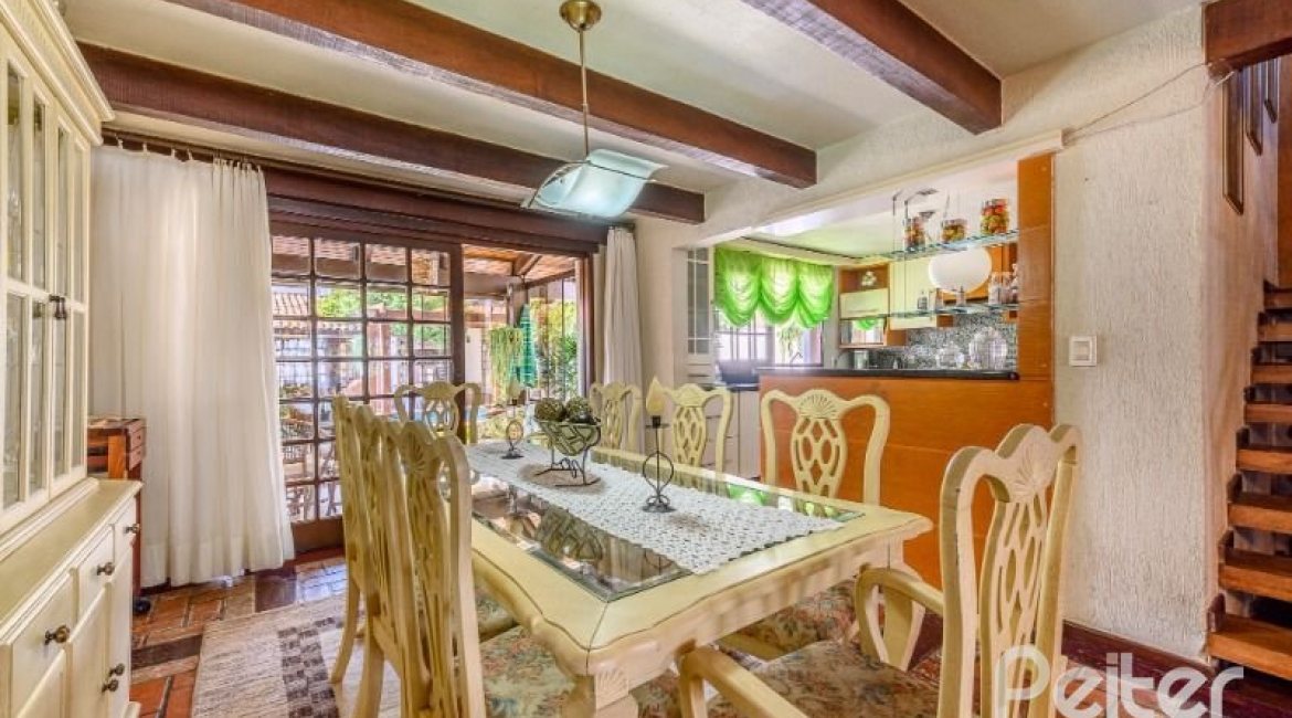 Casa à venda com 238m², 4 dormitórios, 1 suíte, 2 vagas, no bairro Ipanema em Porto Alegre