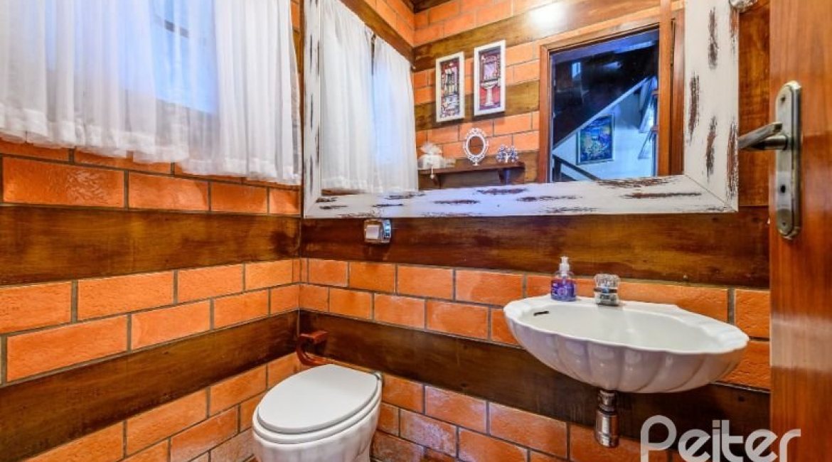 Casa à venda com 238m², 4 dormitórios, 1 suíte, 2 vagas, no bairro Ipanema em Porto Alegre