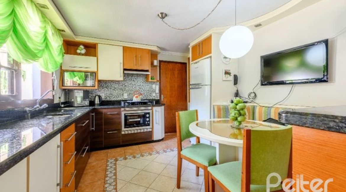 Casa à venda com 238m², 4 dormitórios, 1 suíte, 2 vagas, no bairro Ipanema em Porto Alegre