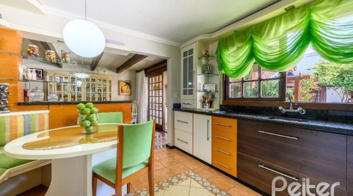 Casa à venda com 238m², 4 dormitórios, 1 suíte, 2 vagas, no bairro Ipanema em Porto Alegre