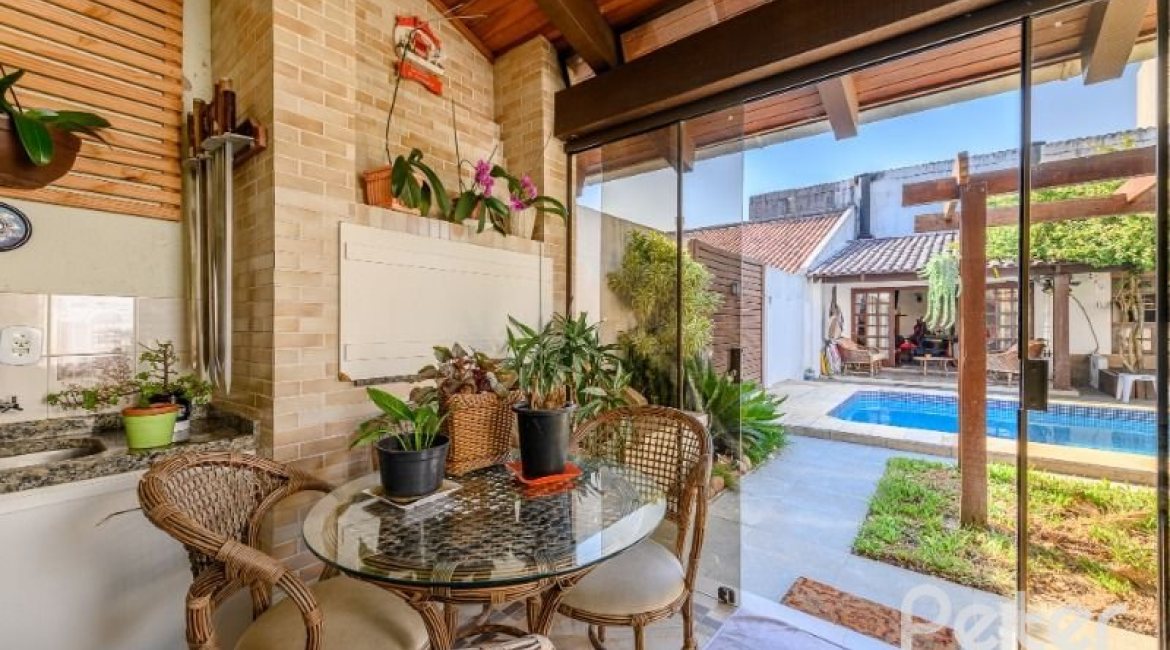 Casa à venda com 238m², 4 dormitórios, 1 suíte, 2 vagas, no bairro Ipanema em Porto Alegre