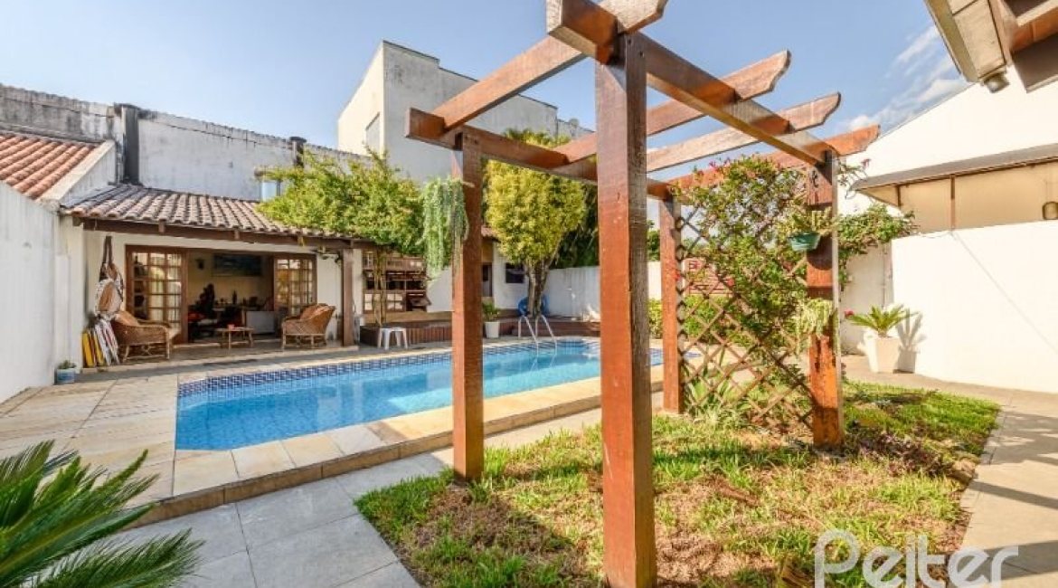 Casa à venda com 238m², 4 dormitórios, 1 suíte, 2 vagas, no bairro Ipanema em Porto Alegre