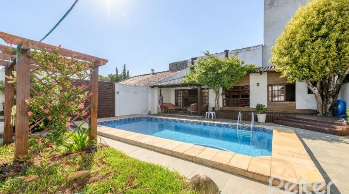 Casa à venda com 238m², 4 dormitórios, 1 suíte, 2 vagas, no bairro Ipanema em Porto Alegre