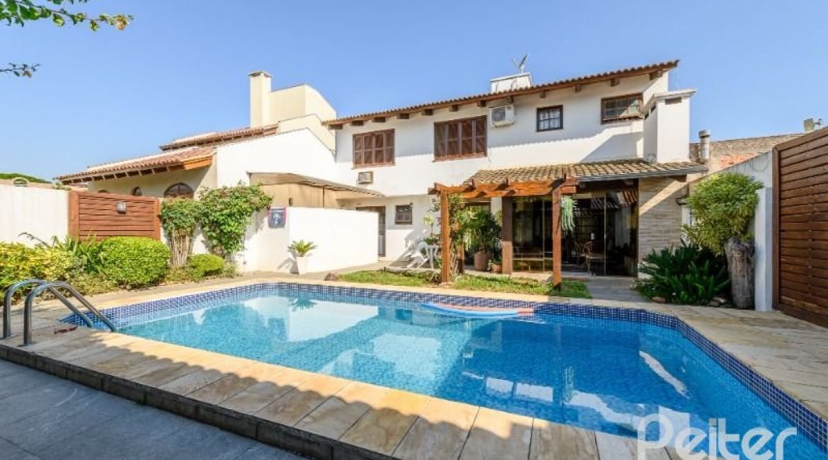 Casa à venda com 238m², 4 dormitórios, 1 suíte, 2 vagas, no bairro Ipanema em Porto Alegre