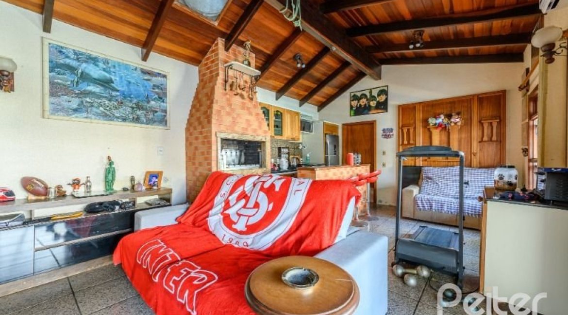 Casa à venda com 238m², 4 dormitórios, 1 suíte, 2 vagas, no bairro Ipanema em Porto Alegre