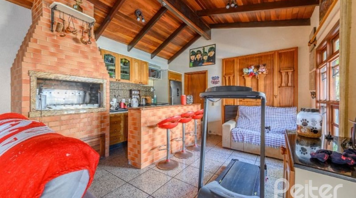 Casa à venda com 238m², 4 dormitórios, 1 suíte, 2 vagas, no bairro Ipanema em Porto Alegre