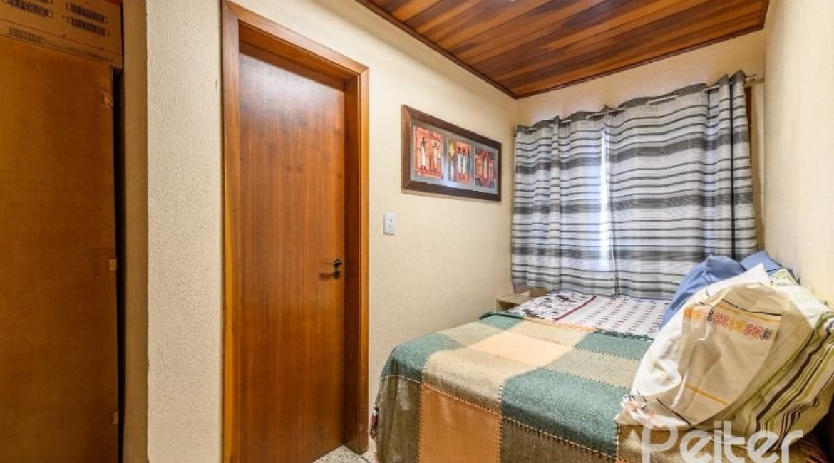 Casa à venda com 238m², 4 dormitórios, 1 suíte, 2 vagas, no bairro Ipanema em Porto Alegre