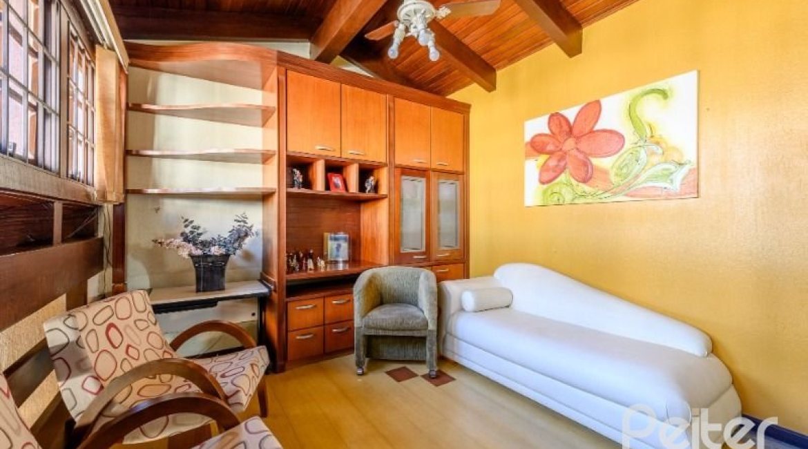 Casa à venda com 238m², 4 dormitórios, 1 suíte, 2 vagas, no bairro Ipanema em Porto Alegre