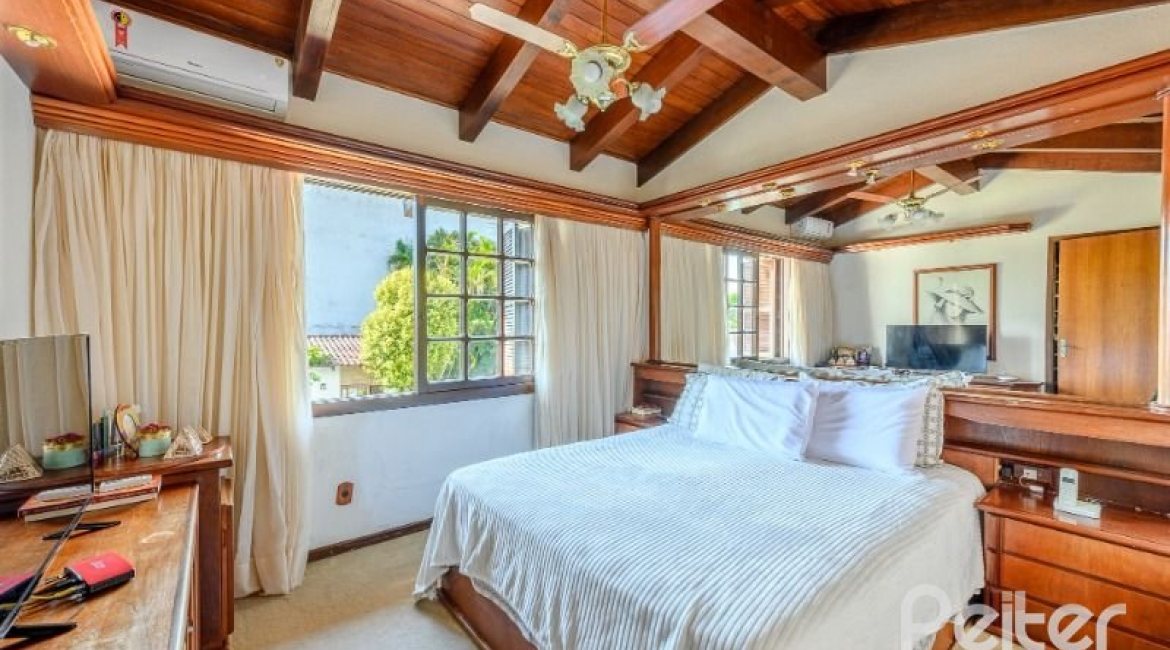 Casa à venda com 238m², 4 dormitórios, 1 suíte, 2 vagas, no bairro Ipanema em Porto Alegre