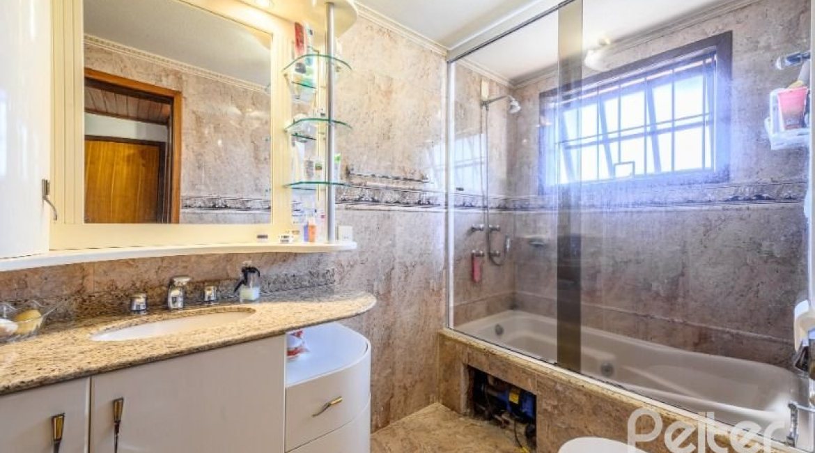 Casa à venda com 238m², 4 dormitórios, 1 suíte, 2 vagas, no bairro Ipanema em Porto Alegre