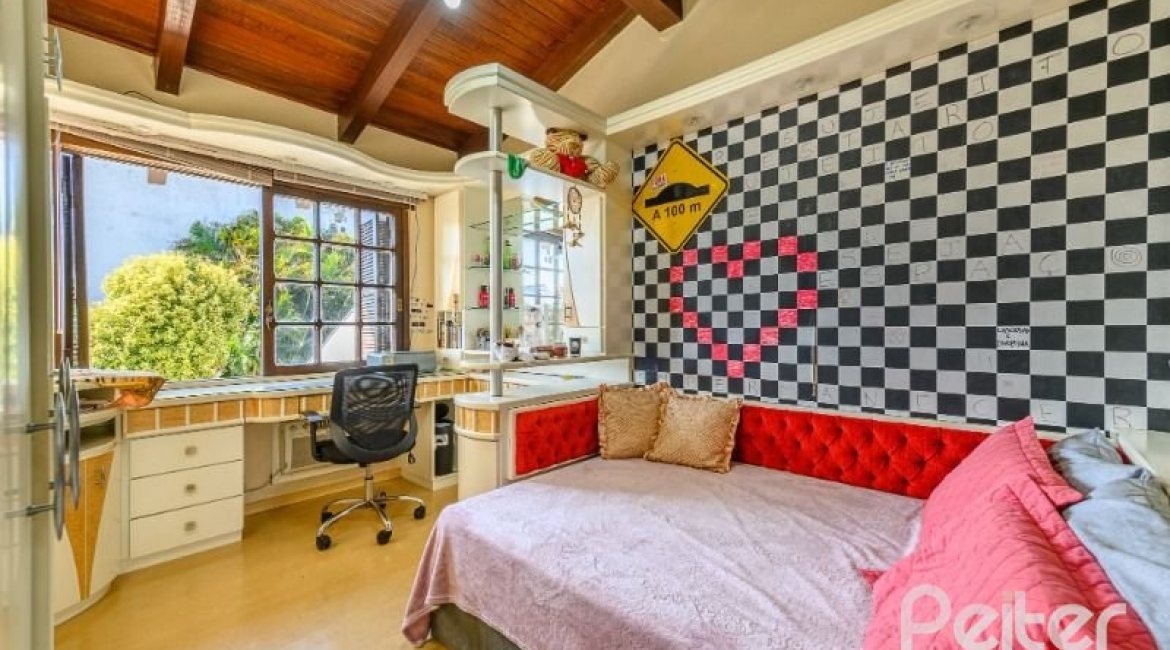 Casa à venda com 238m², 4 dormitórios, 1 suíte, 2 vagas, no bairro Ipanema em Porto Alegre