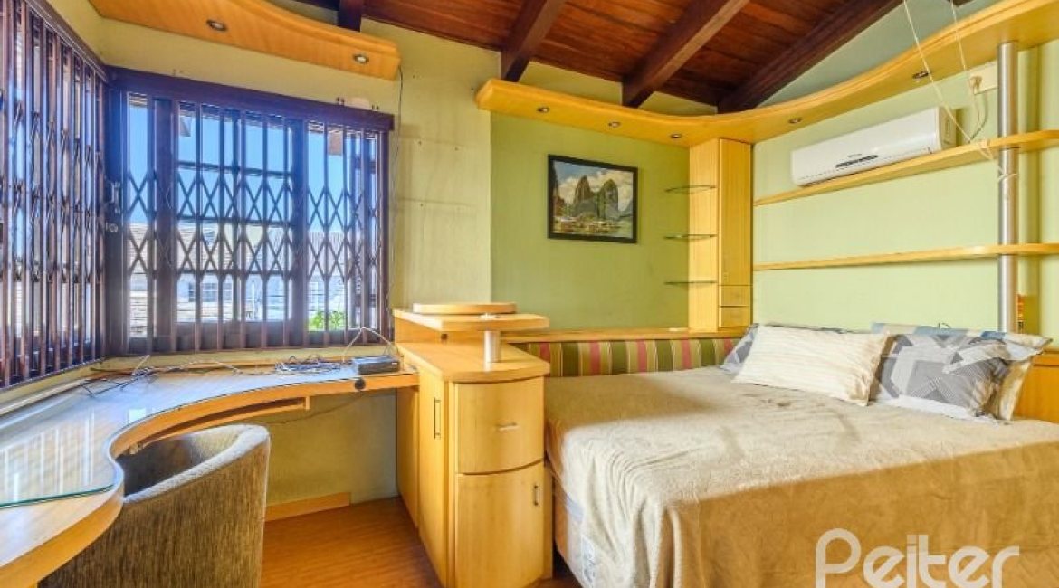 Casa à venda com 238m², 4 dormitórios, 1 suíte, 2 vagas, no bairro Ipanema em Porto Alegre