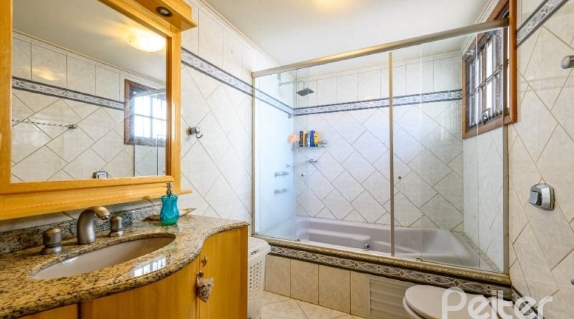 Casa à venda com 238m², 4 dormitórios, 1 suíte, 2 vagas, no bairro Ipanema em Porto Alegre