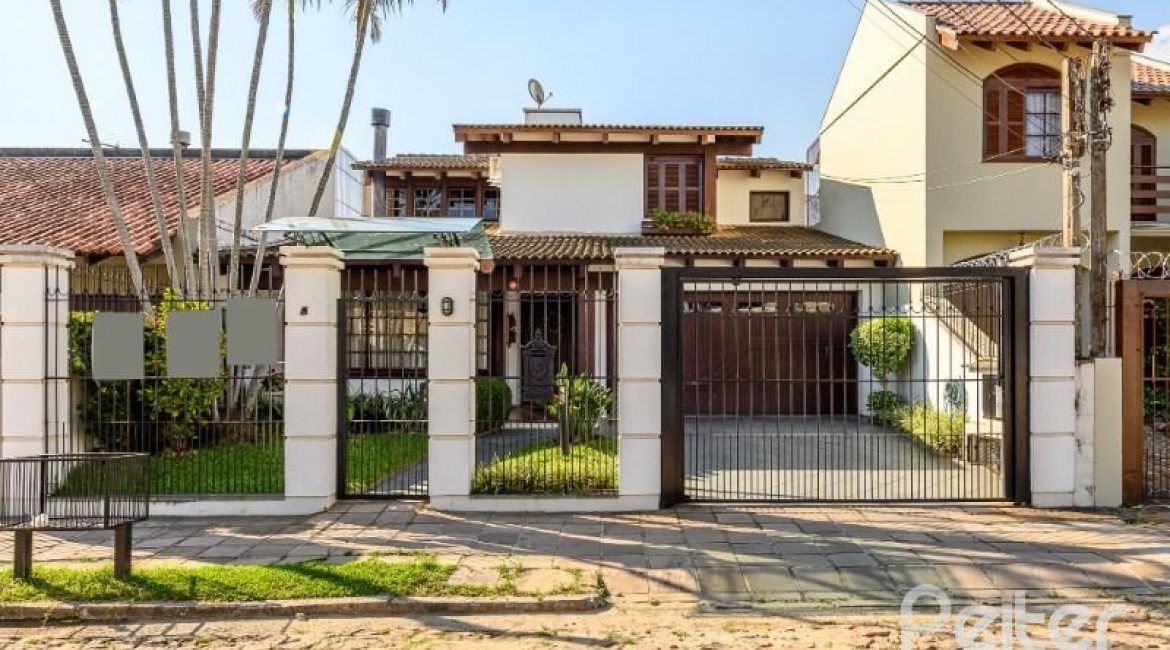 Casa à venda com 238m², 4 dormitórios, 1 suíte, 2 vagas, no bairro Ipanema em Porto Alegre