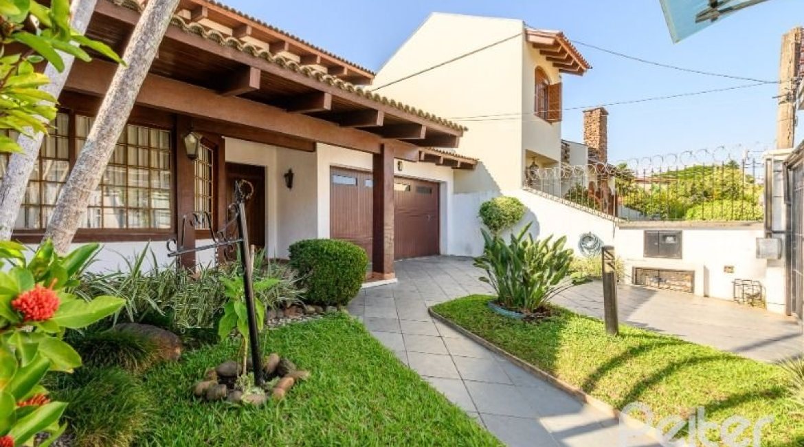 Casa à venda com 238m², 4 dormitórios, 1 suíte, 2 vagas, no bairro Ipanema em Porto Alegre